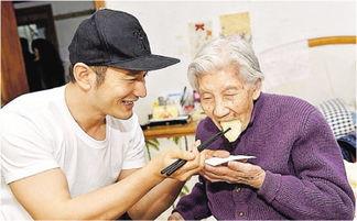 空巢老人吃瓜,独自享受瓜果时光的温馨故事