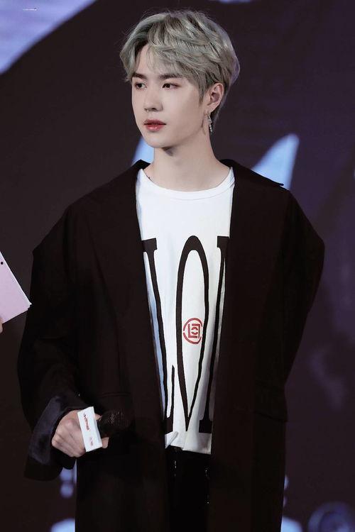 王一博生活大爆料视频,从偶像到全能艺人，他的成长之路