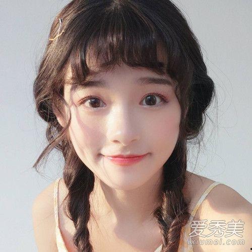 信阳网红小辫子女,青春活力，网络新宠的校园风采