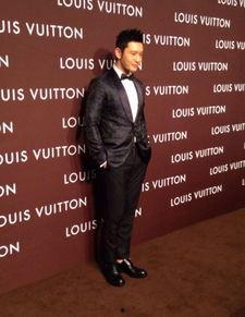 lv飞机西装明星,时尚跨界新篇章