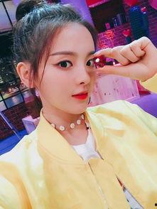 杨超越ins吃瓜,揭秘明星背后的真实生活