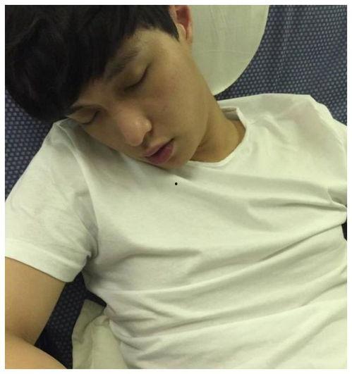 男明星的睡姿,习惯背后隐藏的秘密