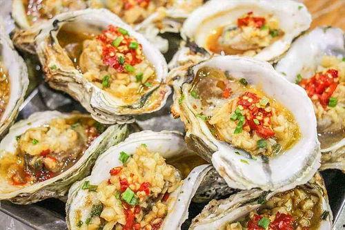 网红夜市摆摊烧烤生蚝店,网红烧烤生蚝店，美味与人气并存