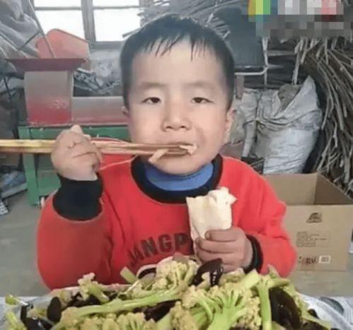 周岁男童吃瓜照片真实,萌态十足萌化人心